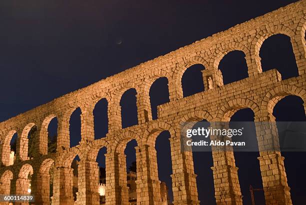 spain, segovia, roman aqueduct at night - segovia stock pictures, royalty-free photos & images