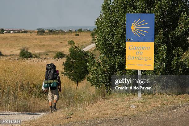 spain, leon, pilgrim on the camino de santiago - pilgrim stockfoto's en -beelden