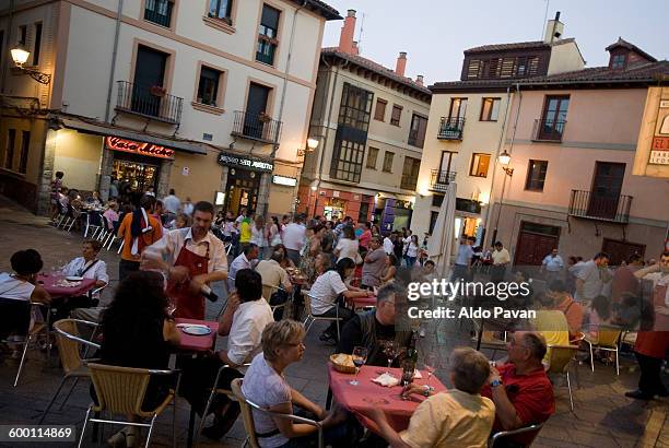spain, leon, outdoor cafe at night - café esplanada imagens e fotografias de stock