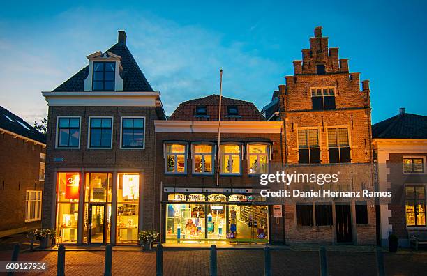 beautiful houses in edam,the netherlands, illuminated at dusk - queso edam fotografías e imágenes de stock