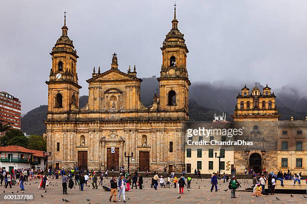 bogota, kolumbien: catedral primada, plaza bolivar, spanish colonial architektur - bolivar square bogota stock-fotos und bilder