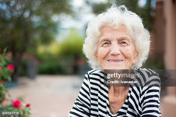 schöne senior frau portrait happy expression - 80 89 jahre stock-fotos und bilder