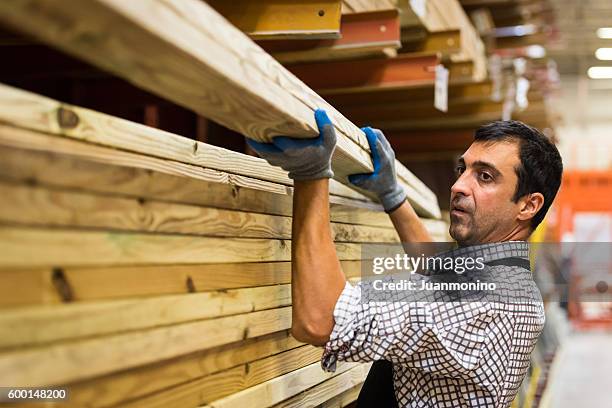 trabalhando em um armazém de madeira/madeira - wood material - fotografias e filmes do acervo