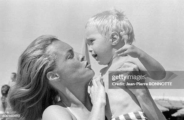 Romy Schneider et son fils David en septembre 1968 à Saint-Tropez, France .