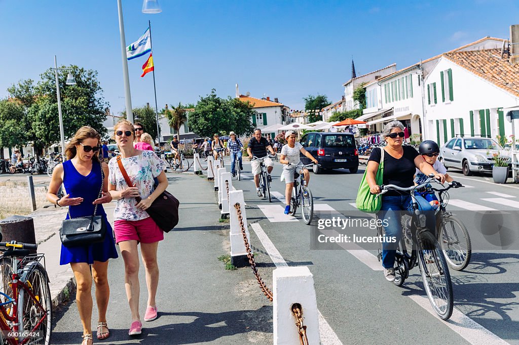 Ciclistas em Ile de Re, França