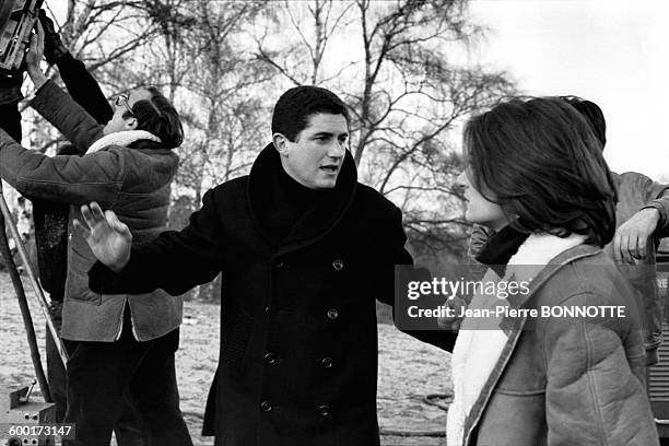 Le réalisateur Claude Lelouch et l'actrice Anouk Aimée sur le tournage du film 'Un homme et une femme', circa 1960 .