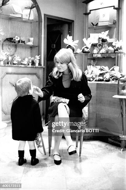 Catherine Deneuve et son fils Christian Vadim, le 12 avril 1965 .