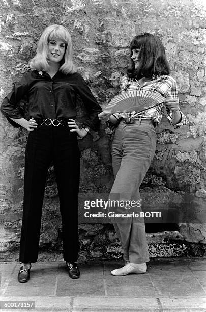 Catherine Deneuve et Françoise Dorléac lors du tournage du film 'Les Demoiselles de Rochefort' en juin 1966, en France .