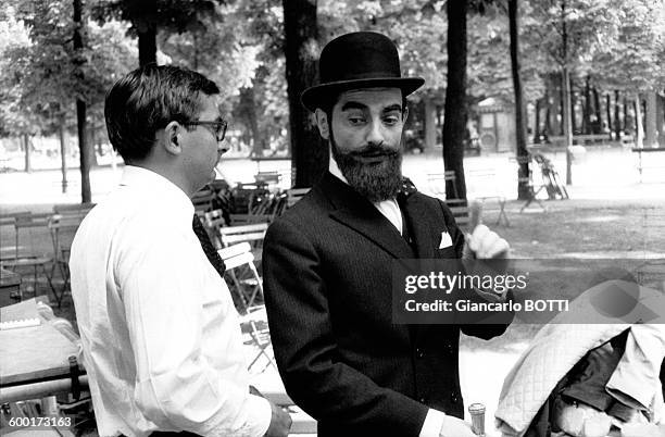 Le réalisateur Claude Chabrol dirige Charles Denner sur le tournage du film 'Landru', le 14 juin 1962 .