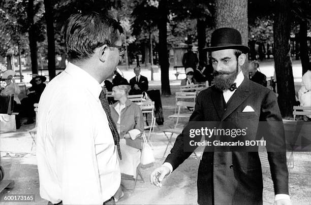 Le réalisateur Claude Chabrol dirige Charles Denner sur le tournage du film 'Landru', le 14 juin 1962 .