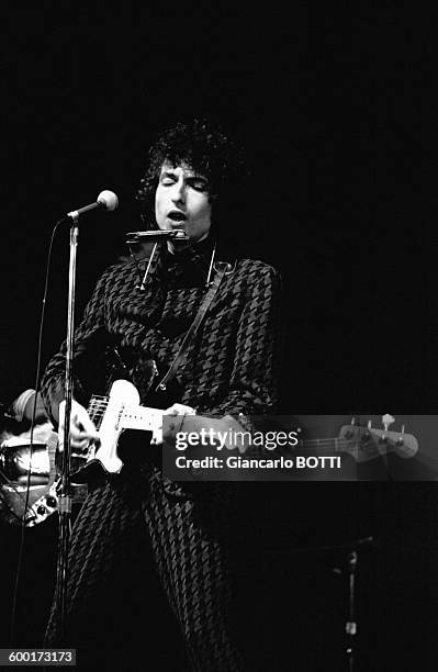 Bob Dylan en concert à l'Olympia en 1966, à Paris, France .