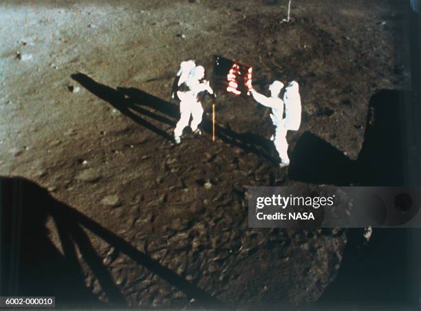 astronauts on moon - imágenes de neil armstrong fotografías e imágenes de stock