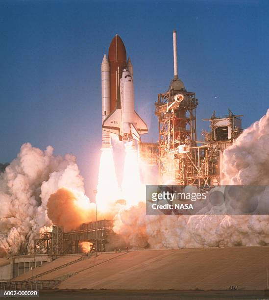 space shuttle taking off - first space shuttle launch stock pictures, royalty-free photos & images