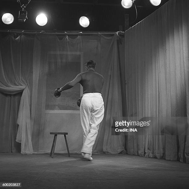 Jacques Tati, of back, miming a boxer for the program "kings of the night".