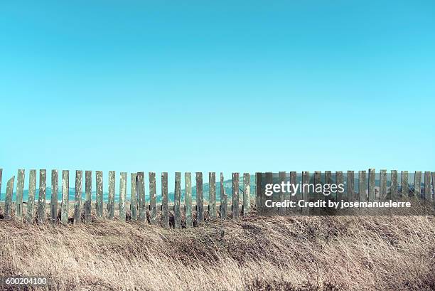 beach fences - josemanuelerre stock-fotos und bilder