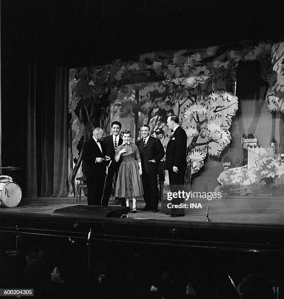 On the scene of "Trente six chandelles", Jean Nohain and André Leclerc receive Mireille, Jacques Pills and Georges Tabet.