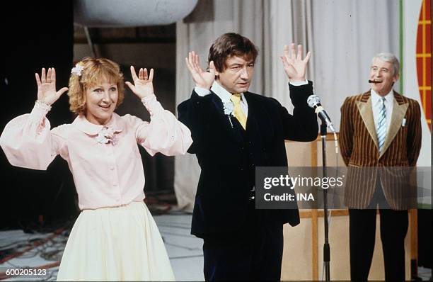 Evelyne GRANDJEAN, Pierre Desproges and Lawrence Riesner in a funny trio on the set "Number 1" dedicated to Thierry Le Luron.