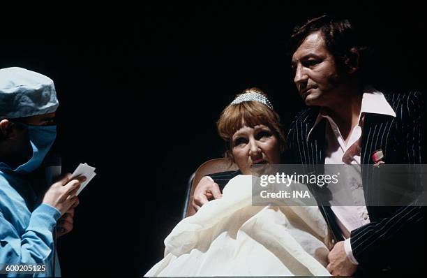 Evelyne GRANDJEAN and Pierre Desproges in a skectch on the set "Number 1" dedicated to Thierry Le Luron.
