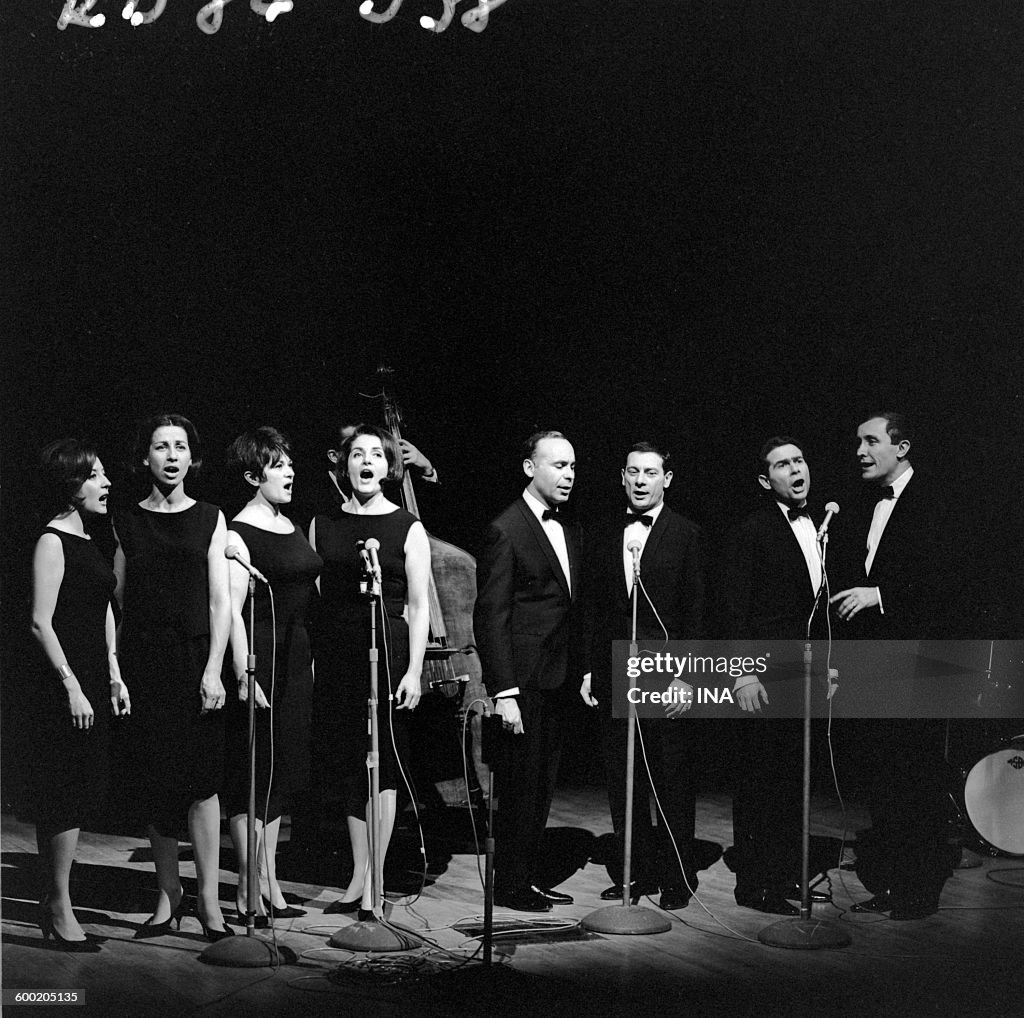 Helen Rathbone The vocal group SWINGLE SINGERS on stage during the radio program ...