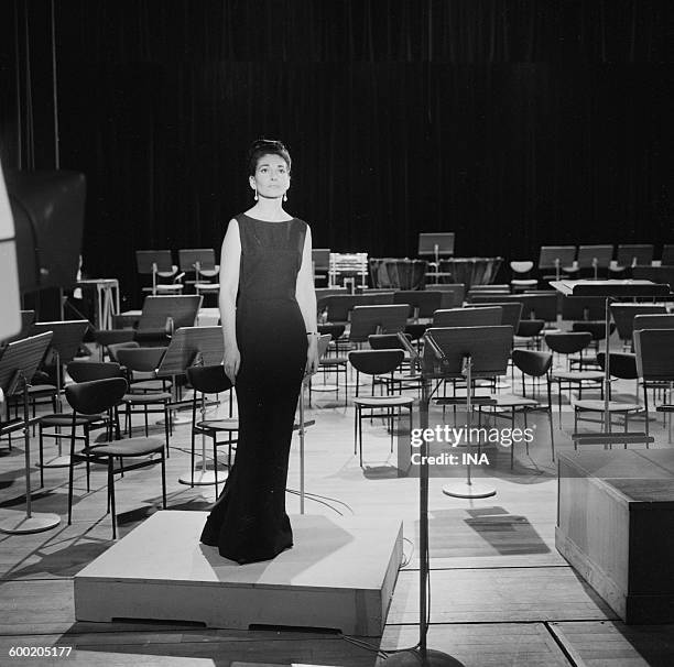 The opera singer Maria Callas in the studio 102 of the Maison de la Radio for the television program "The big interpreters".