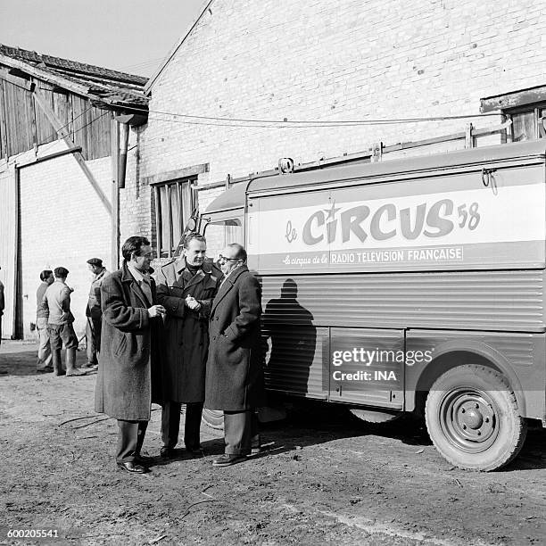 Henri Kubnick in the center and Jean Coupant to the right in front of a truck of the circus 58.
