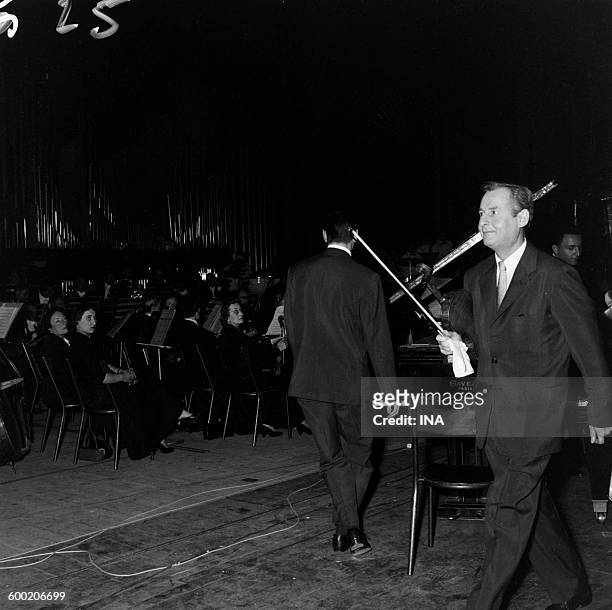 Stéphane Grappelli on stage for a concert produced within the framework of the radio program "Jazz in the Champs-Elysées".