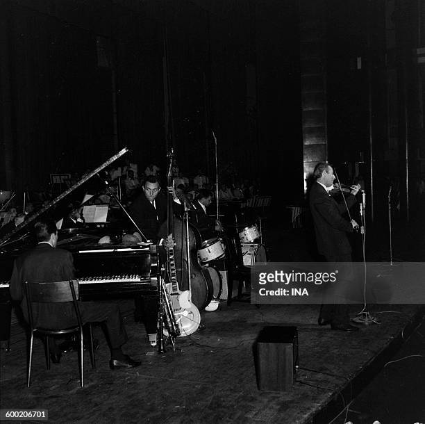 Stéphane Grappelli on stage for the radio program "Jazz in the Champs-Elysées".