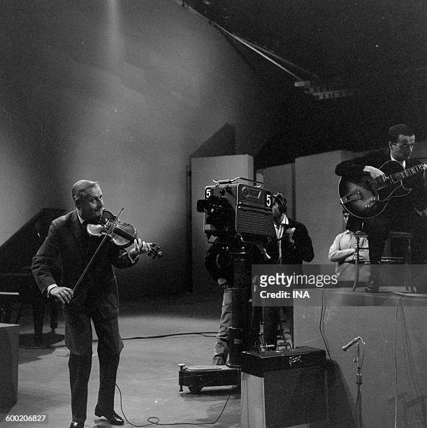 Stéphane Grappelli during the recording of the program "Boys meet chorus girls" realized by Jean Christophe Averty.