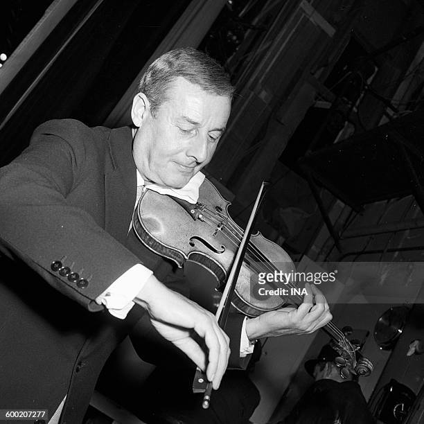 Stéphane Grappelli in the violin for the program "Discoparade" on the scene of the theater of the Alhambra.