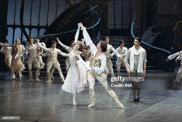 Sylvie Guillem, Charles Jude and dancers of the Ballet of the National Theater of the Opera of Paris on the shooting of the ballet "Cendrillon",...