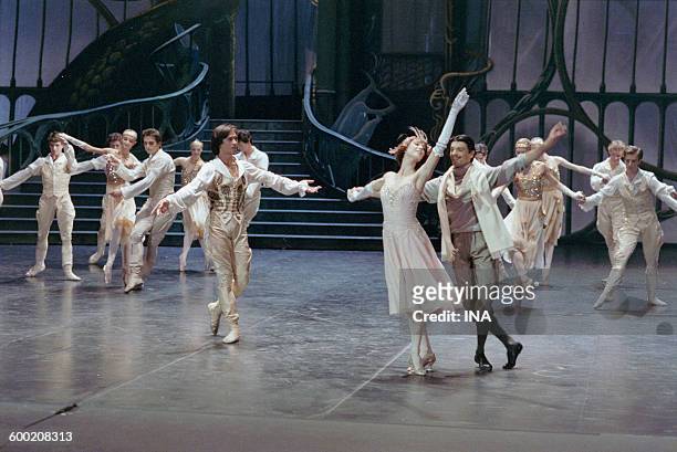 Sylvie Guillem, Charles Jude and the dancers of the Ballet of the Opera of Paris in the ballet "Cendrillon" turned in the studios of the SFP.