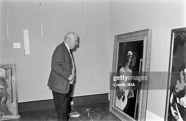 Marc Chagall before the collision of its works in the Grand Palais during a retrospective being dedicated to him.