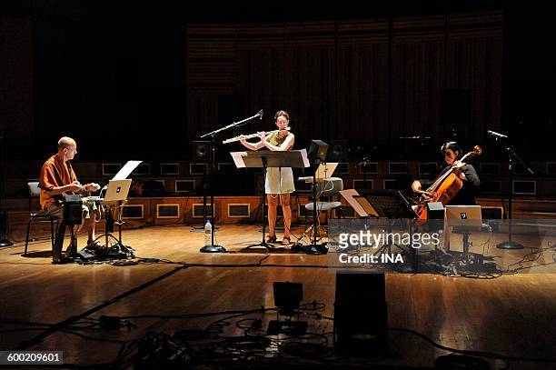 The composer Francis Faber with the flutist Anne Cartel and the violoncellist Martina Rodriguez on stage.
