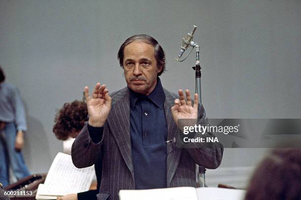 Managing Pierre Boulez, during the shooting of the television series "The Music lesson".