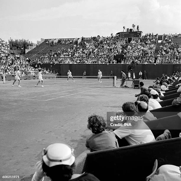 Tennis match men's doubles to Roland Garros, with cameras in the background placed on the painting of the scores.