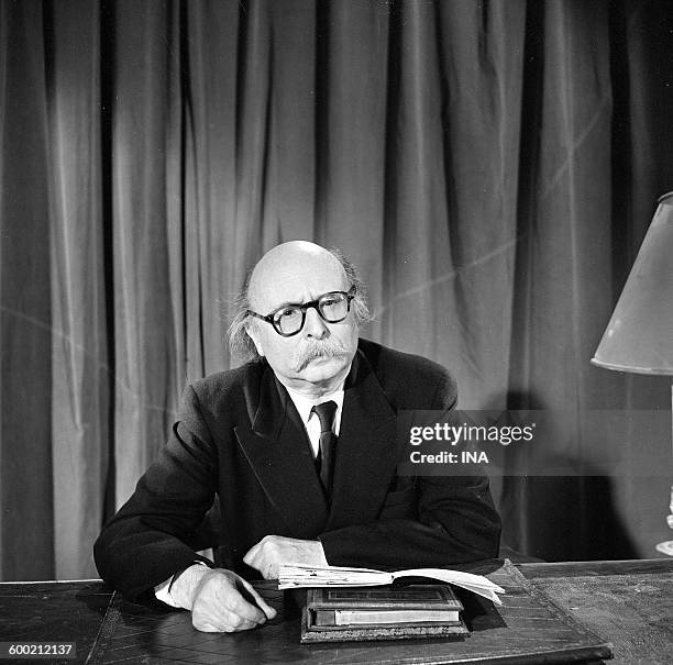 Jean Rostand on the set "Has open book".