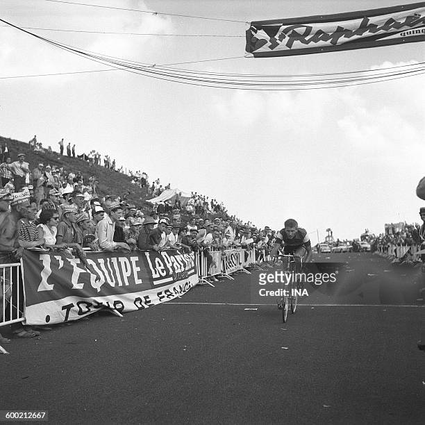 Jacques Anquetil crosses the finishing line in Puy de Dôme for the 15th stage, against the watch Clermont Ferrand Puy of Dome.
