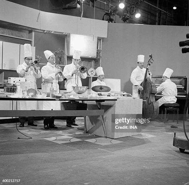 37 Kitchen Orchestra Stock Photos, High-Res Pictures, and Images ...