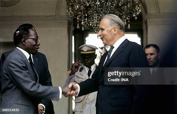 Handshake between Léopold Sédar Senghor and president Pompidou at the exit of the Elysee.