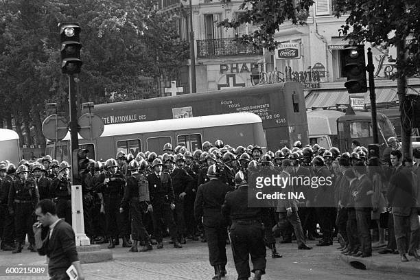 Patrol of CRS in Paris in May paralyzed by the strikes.