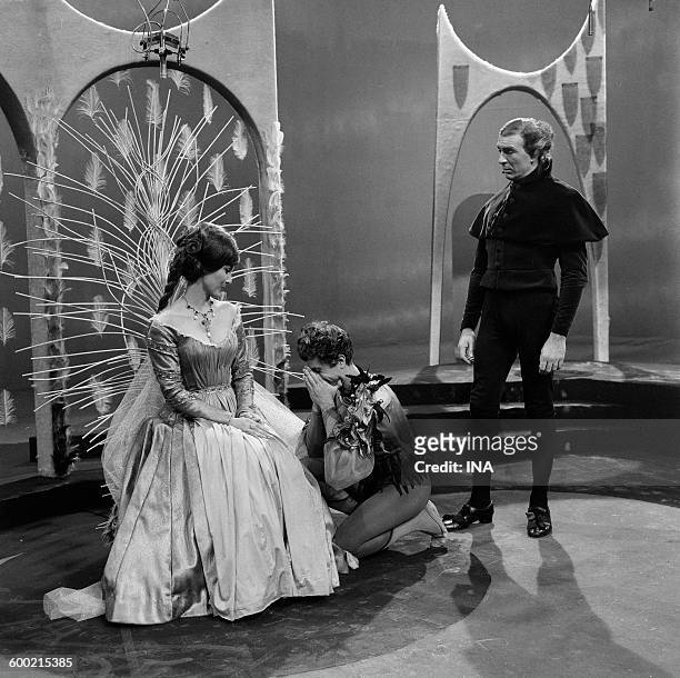 Martine Sarcey, Robert Hirsch and Jean Pierre Marielle in a scene of "The Night of kings", William Shakespeare's play realized for the television by...