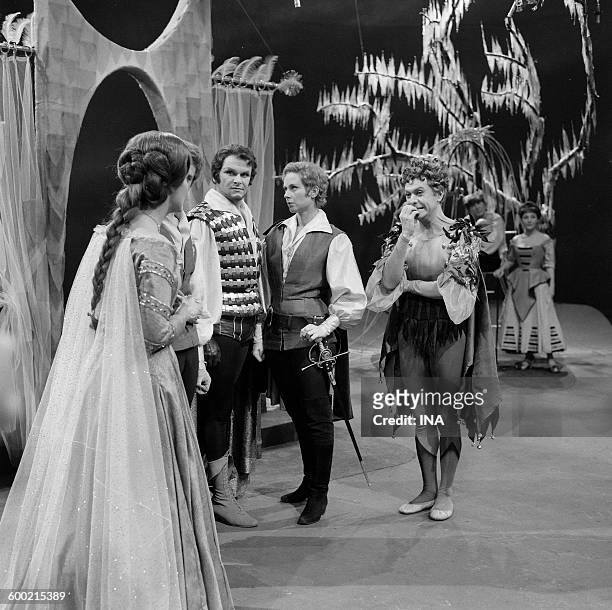 Martine Sarcey , François Chaumette, Geneviève Page and Robert Hirsch in a scene of "The Night of kings", William Shakespeare's play realized by...