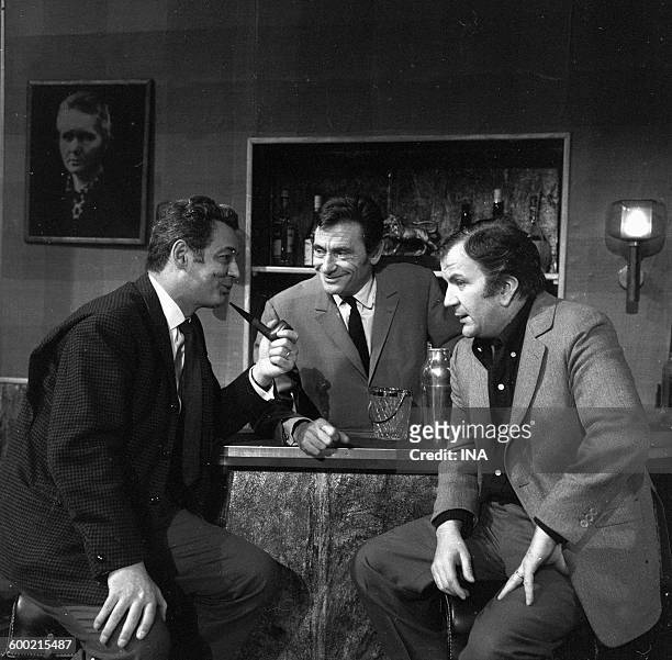 Pierre Sabbagh, Robert Lamoureux and Pierre Mondy discuss the scene of the theater Marigny before the recording of the play "Frédéric" for the...