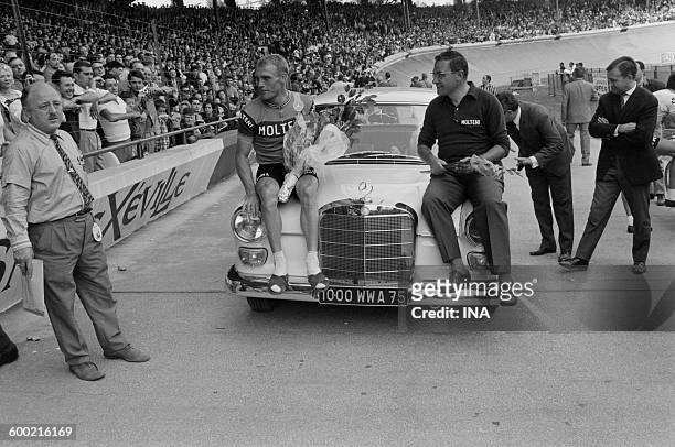 Mercedes on whom are perched Rudi Altig, green singlet and his sports director in the Parc des Princes.
