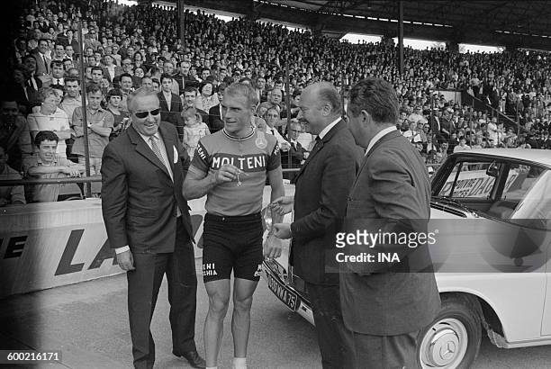 Rudi Altig and his Mercedès, offered at the end of its win on points by "Molteni" in the Parc des Princes.