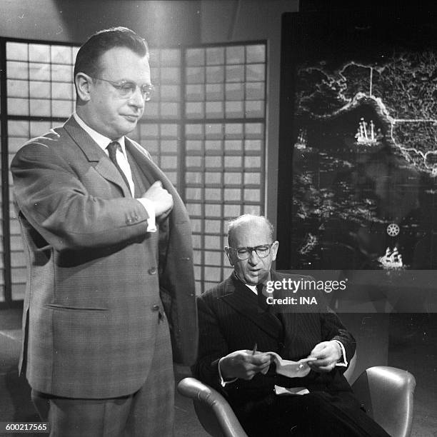 Pierre Dumayet and Edgar Faure on the set of Five columns on the front page.