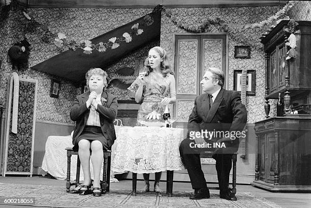 Jackie Sardou, Geneviève Fontanel and Jacques Morel on stage in the play "The white queen".