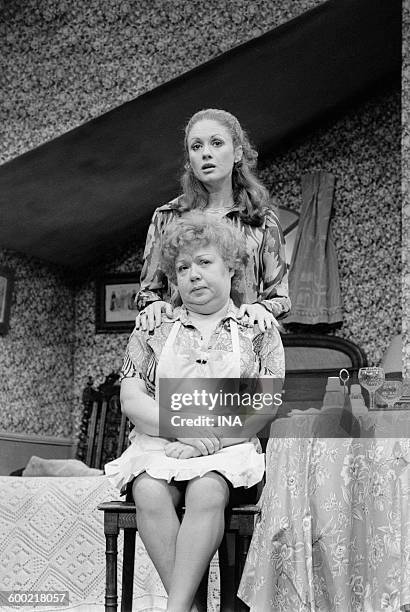 Geneviève Fontanel and Jackie Sardou on stage in the play "The white queen".