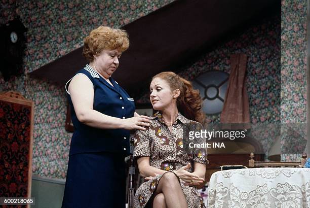 Jackie Sardou and Geneviève Fontanel on stage in the play "The white queen".