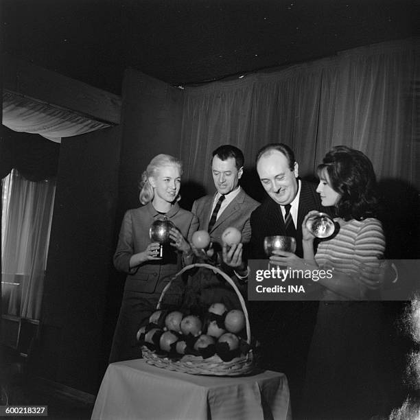 Marie Dubois, Georges de Caunes, Pierre Tchernia and Dalida during the discount of the orange price.